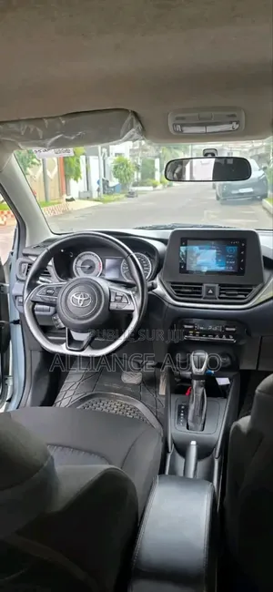 Toyota Starlet 2024 Gris