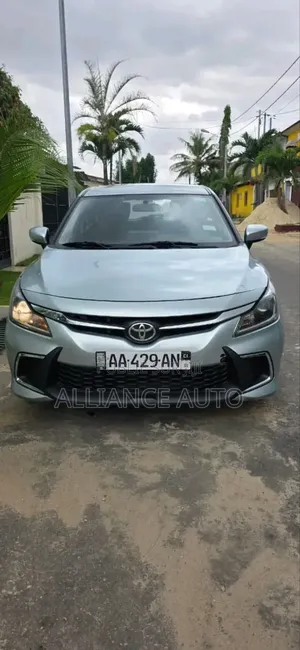 Toyota Starlet 2024 Gris