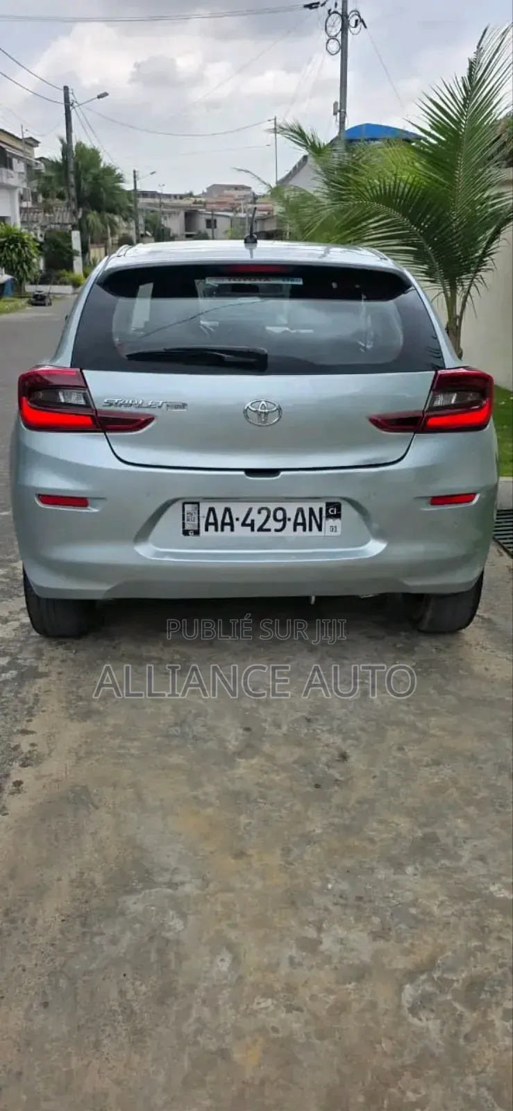 Toyota Starlet 2024 Gris