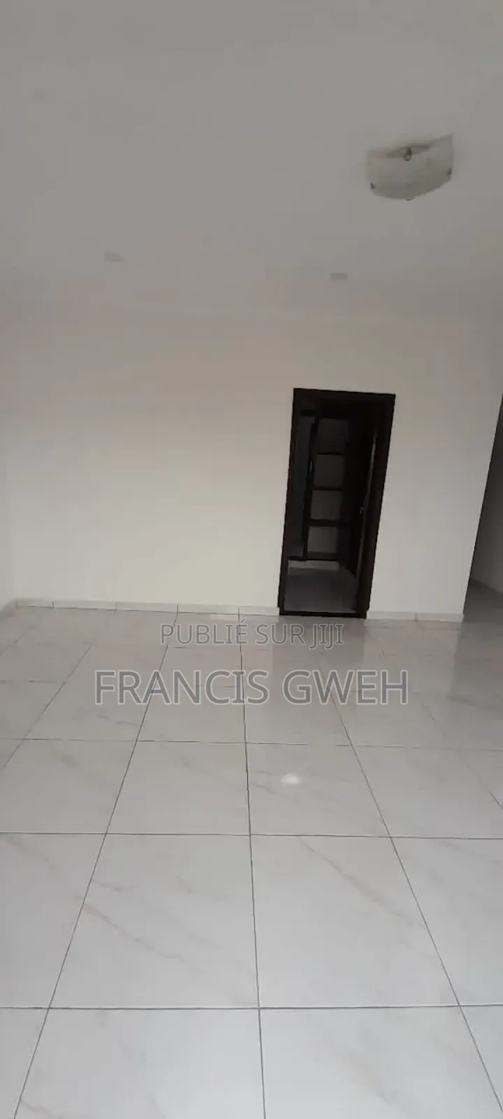 3chbre Appartement dans Francis Gweh, Cocody à Louer