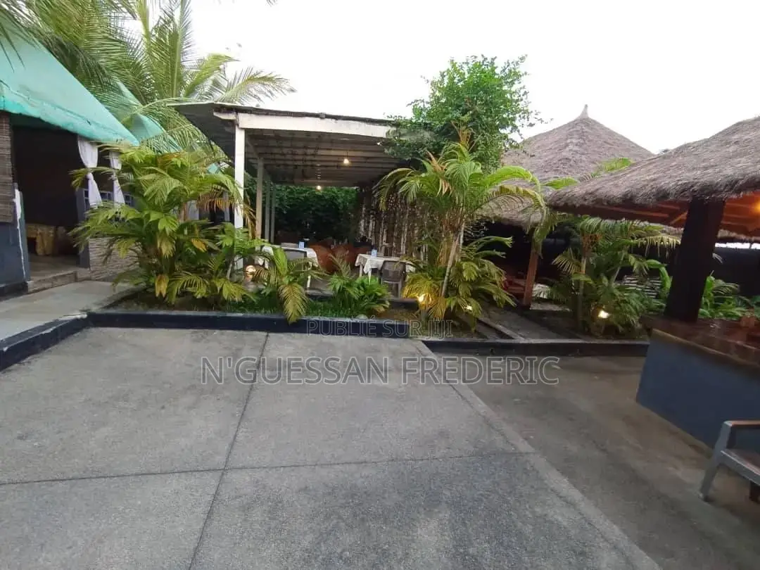 Grand Restaurant 700m2 À Céder À Cocody Angré 9èm Tranche