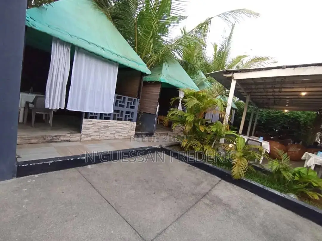Grand Restaurant 700m2 À Céder À Cocody Angré 9èm Tranche