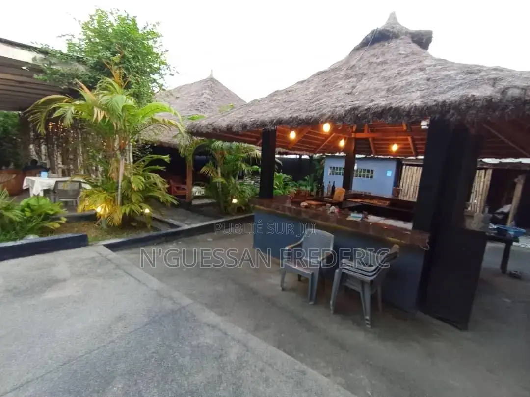 Grand Restaurant 700m2 À Céder À Cocody Angré 9èm Tranche