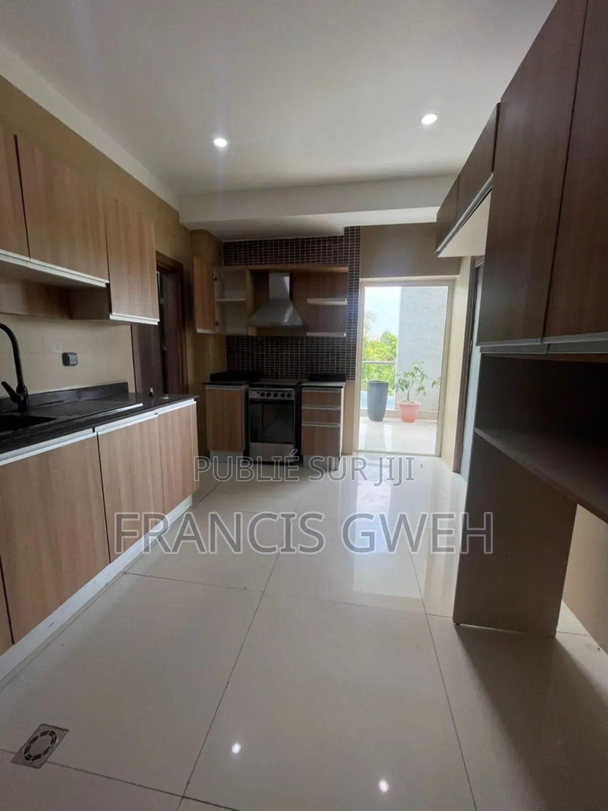 3chbre Appartement dans Francis Gweh, Cocody à Louer