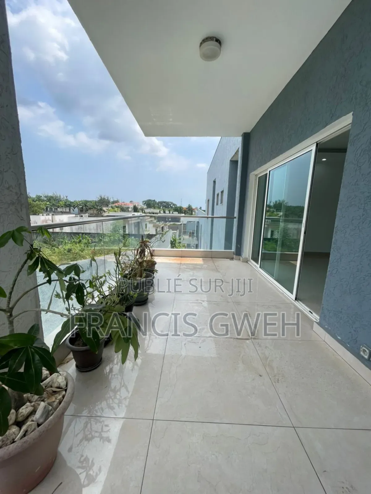 3chbre Appartement dans Francis Gweh, Cocody à Louer