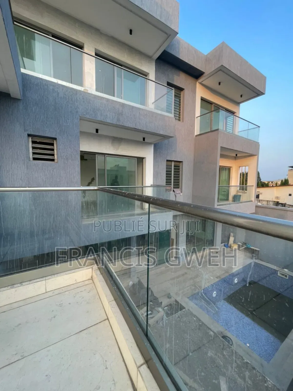 5chbre Duplex dans Francis Gweh, Cocody à Louer