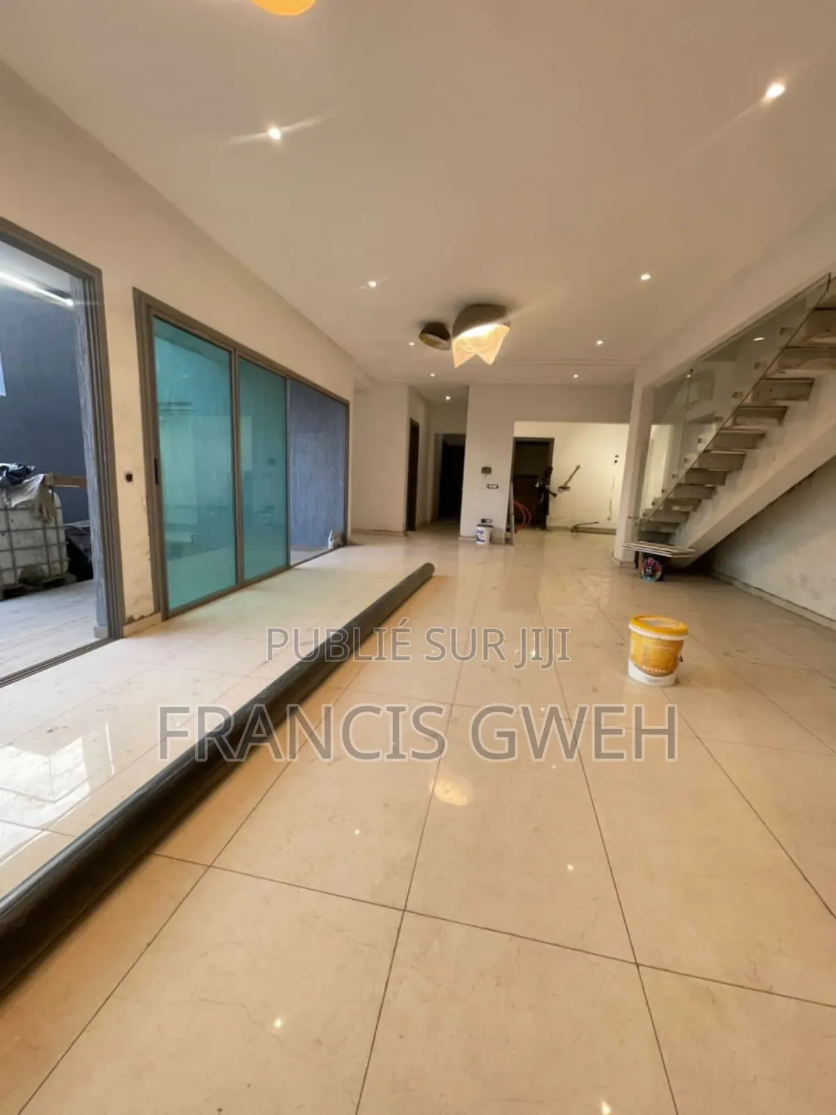 5chbre Duplex dans Francis Gweh, Cocody à Louer