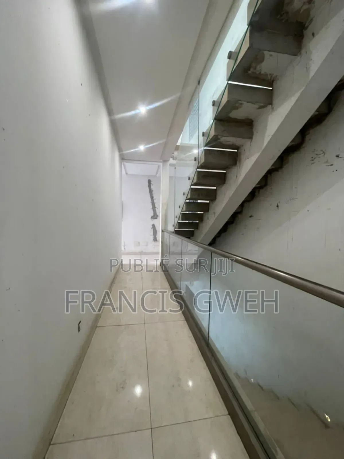 5chbre Duplex dans Francis Gweh, Cocody à Louer
