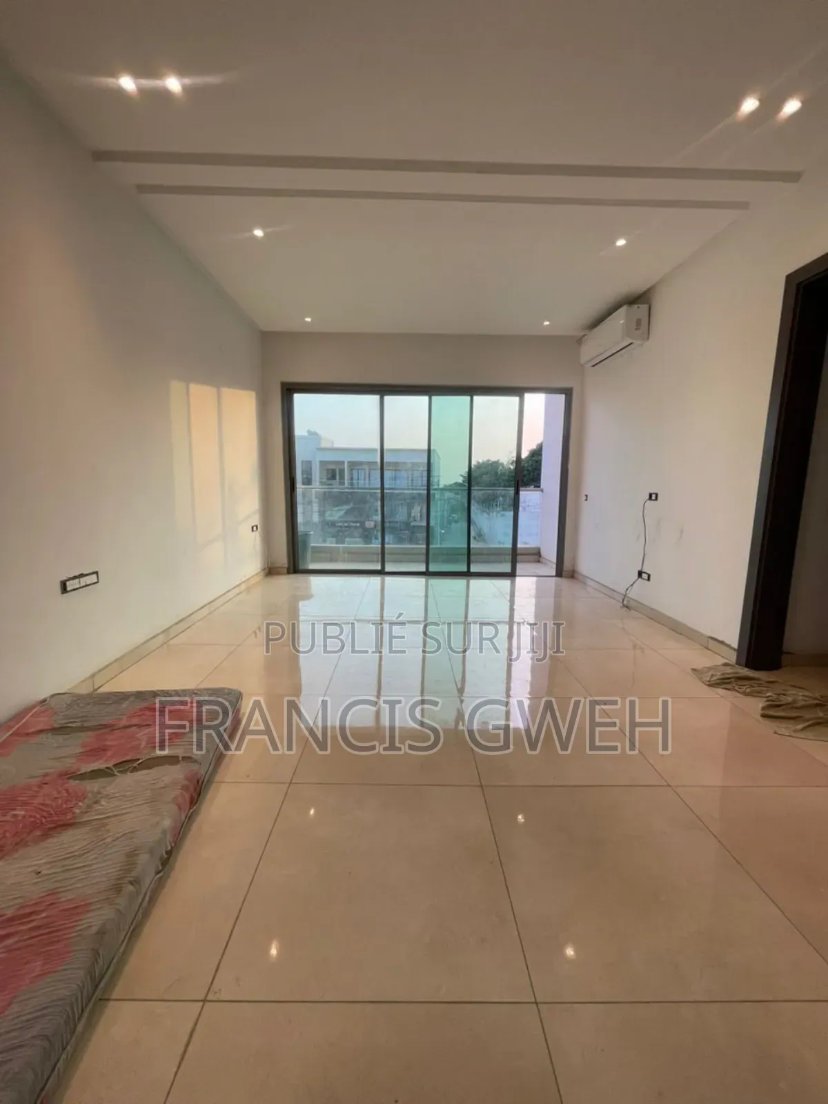 5chbre Duplex dans Francis Gweh, Cocody à Louer