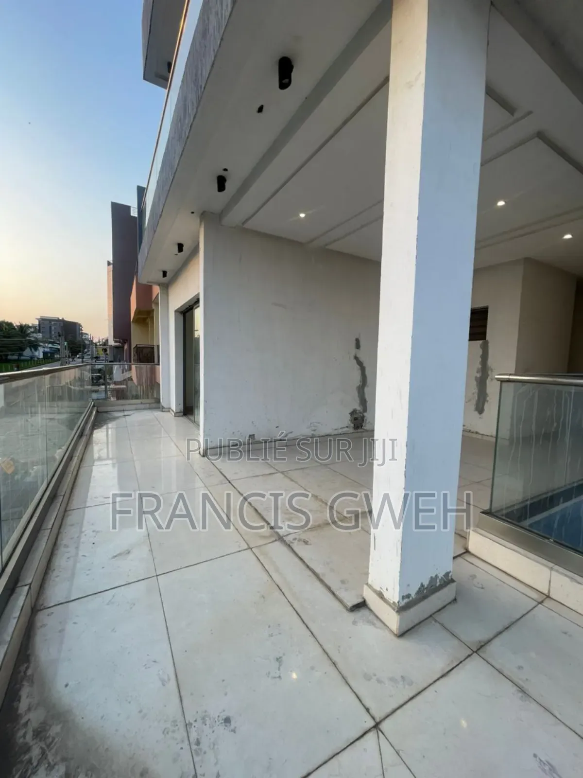 5chbre Duplex dans Francis Gweh, Cocody à Louer
