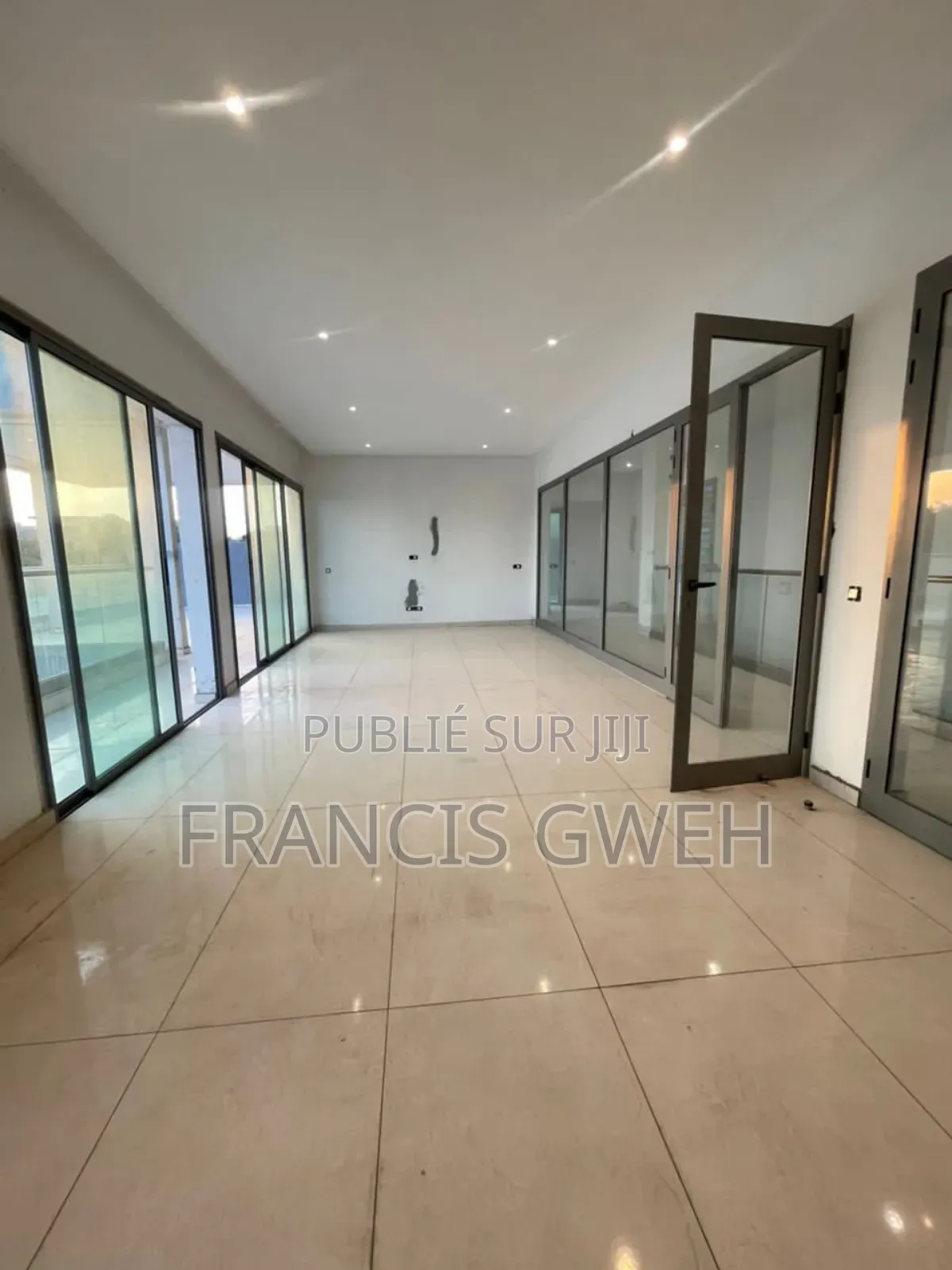 5chbre Duplex dans Francis Gweh, Cocody à Louer