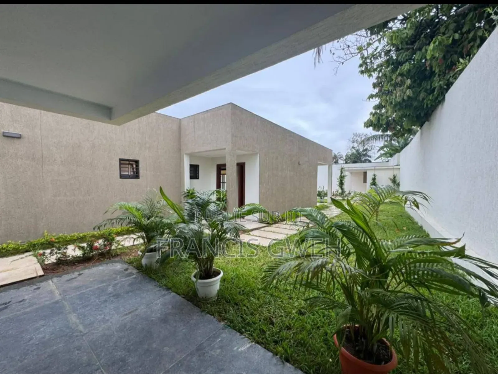 5chbre Villa dans Francis Gweh, Cocody à Louer