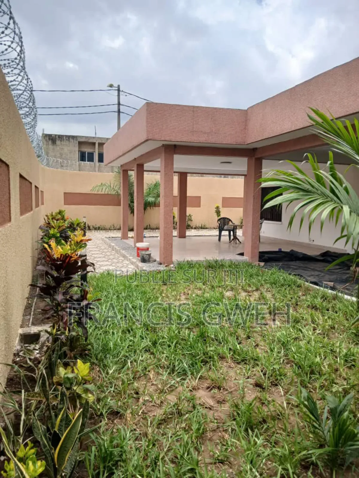 4chbre Villa dans Francis Gweh, Cocody à Louer
