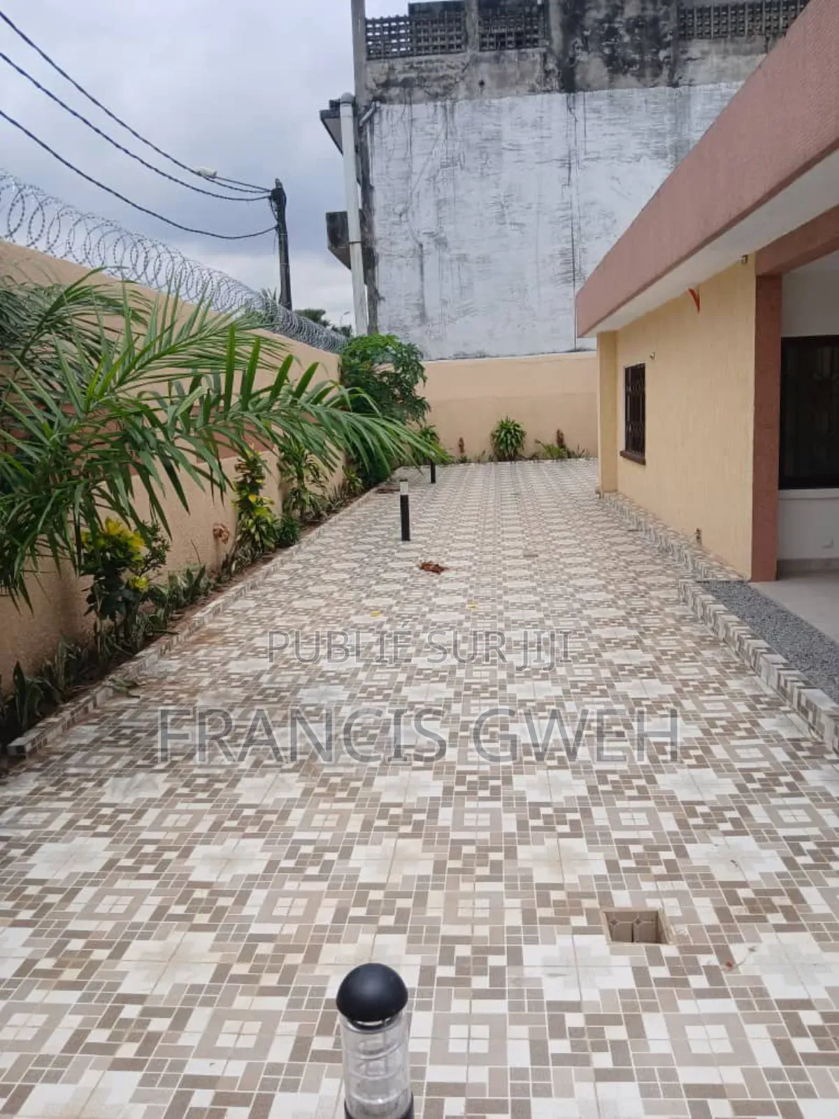 4chbre Villa dans Francis Gweh, Cocody à Louer