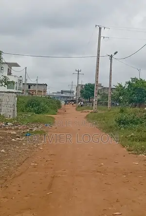 Terrain a Ayaman Ebimpe en Face Du Stade Olympic