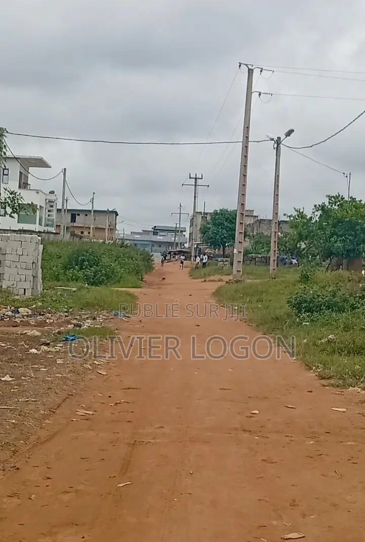 Terrain a Ayaman Ebimpe en Face Du Stade Olympic