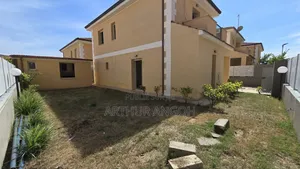 3chbre Duplex dans Arthur Angoh, Grand-Bassam à Louer