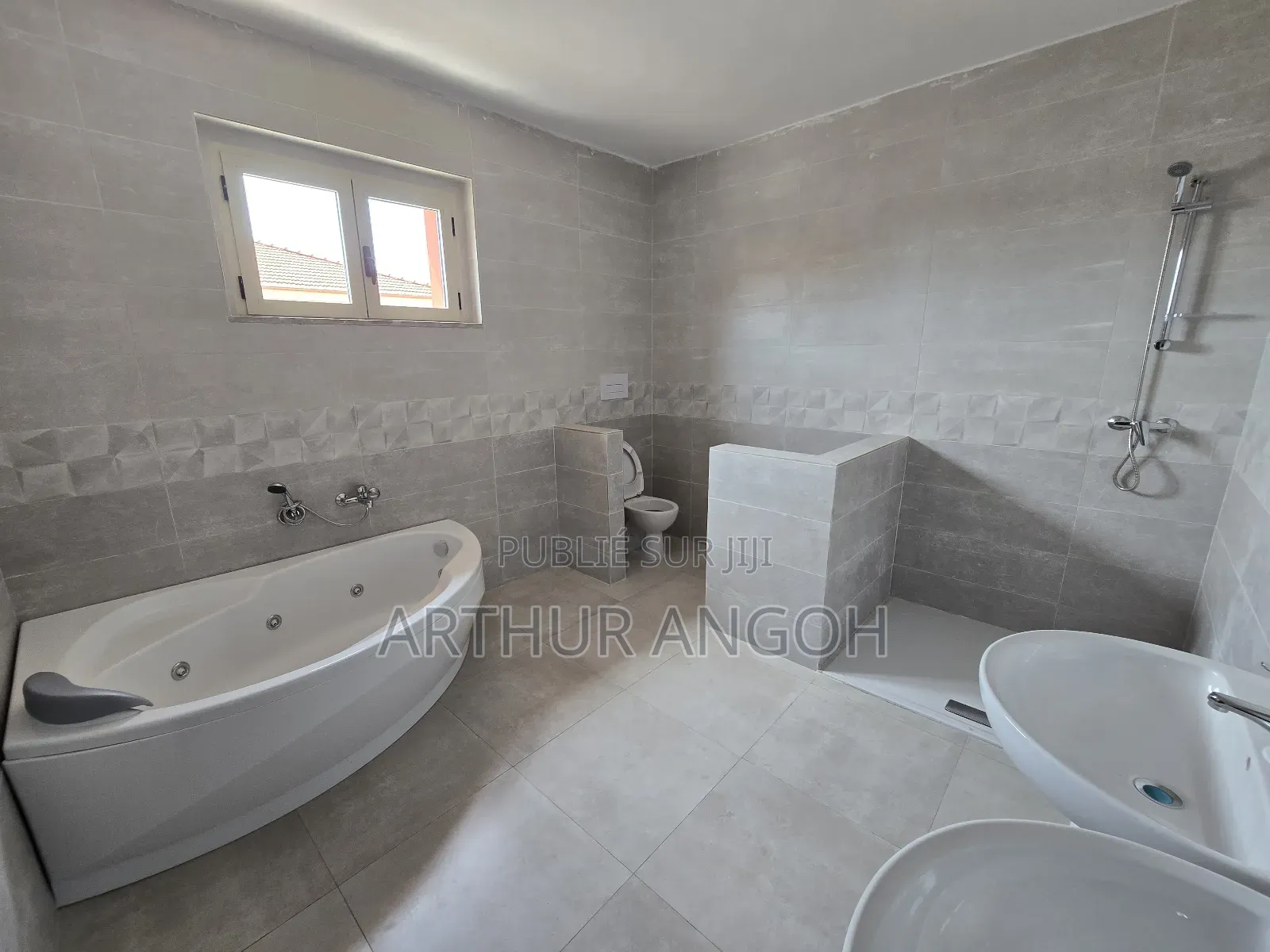 6chbre Duplex dans Arthur Angoh, Grand-Bassam à Louer