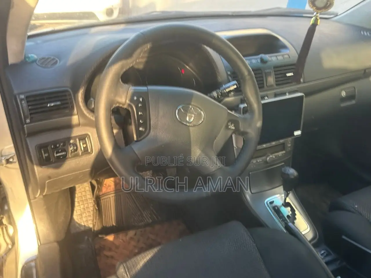 Toyota Avensis 2018 Gris