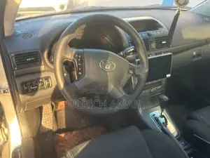 Toyota Avensis 2018 Gris