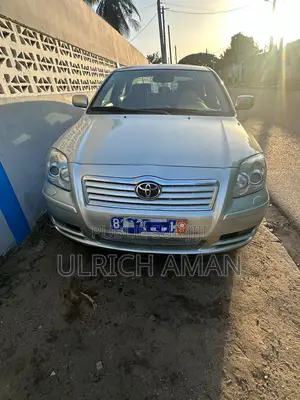 Toyota Avensis 2018 Gris
