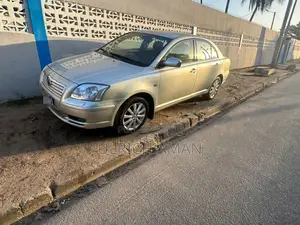 Toyota Avensis 2018 Gris
