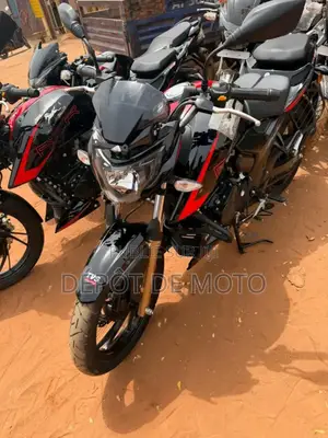 Nouveau TVS Apache 180 RTR 2025 Noir
