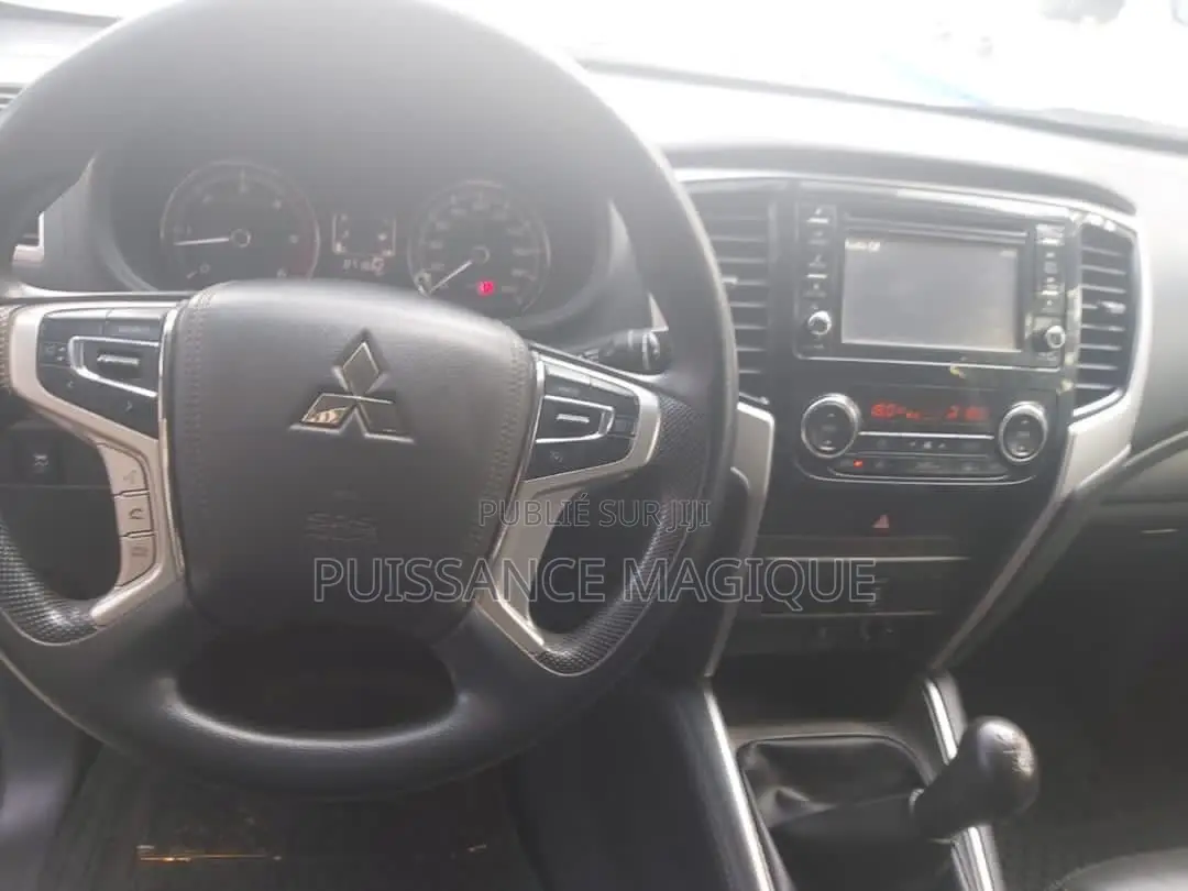 Mitsubishi L200 2024 Gris