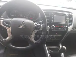Mitsubishi L200 2024 Gris