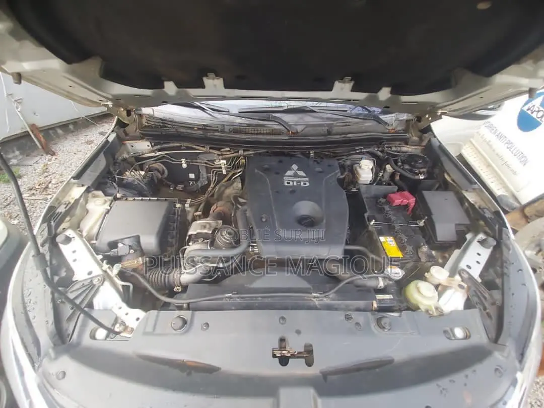 Mitsubishi L200 2024 Gris