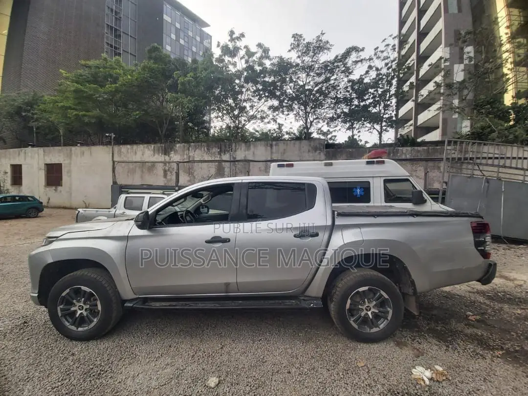 Mitsubishi L200 2024 Gris