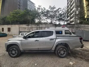 Mitsubishi L200 2024 Gris