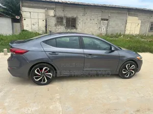 Hyundai Elantra Limited Sedan FWD (2.0L 4cyl 6A) 2017 Argenté