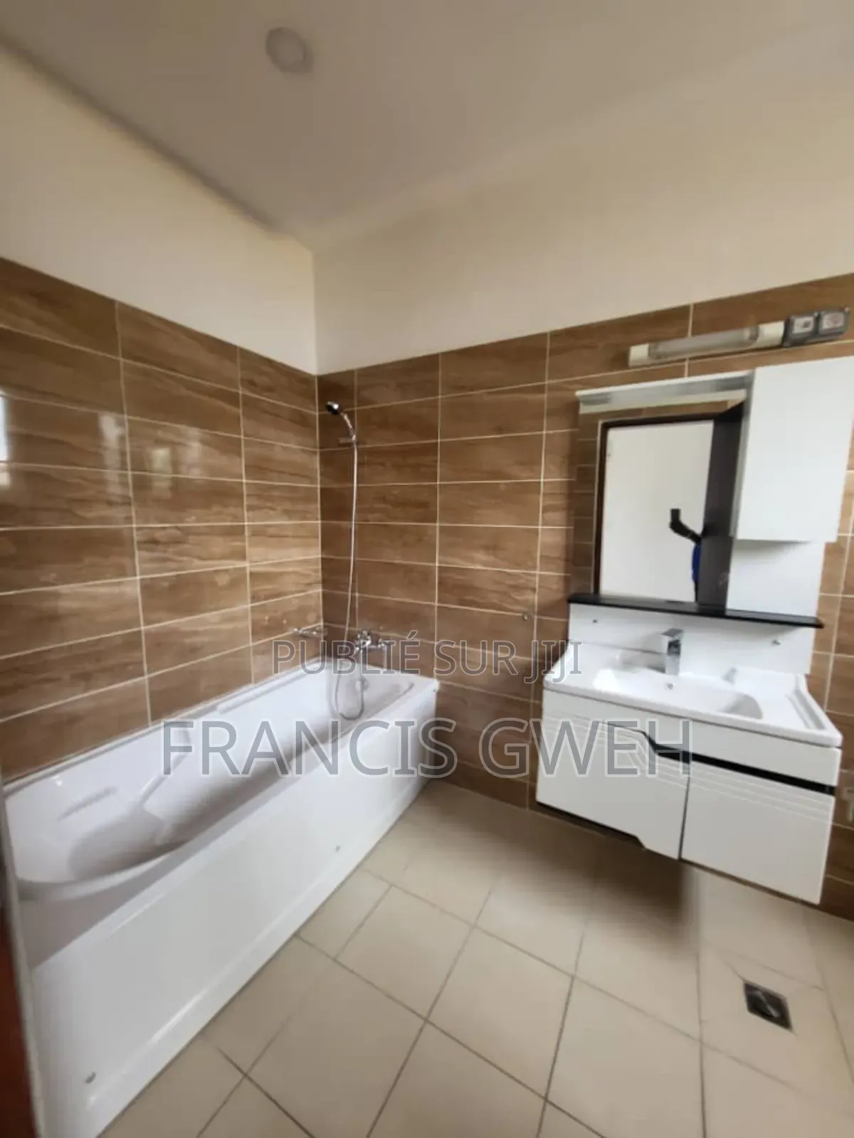 4chbre Duplex dans Francis Gweh, Cocody à Louer