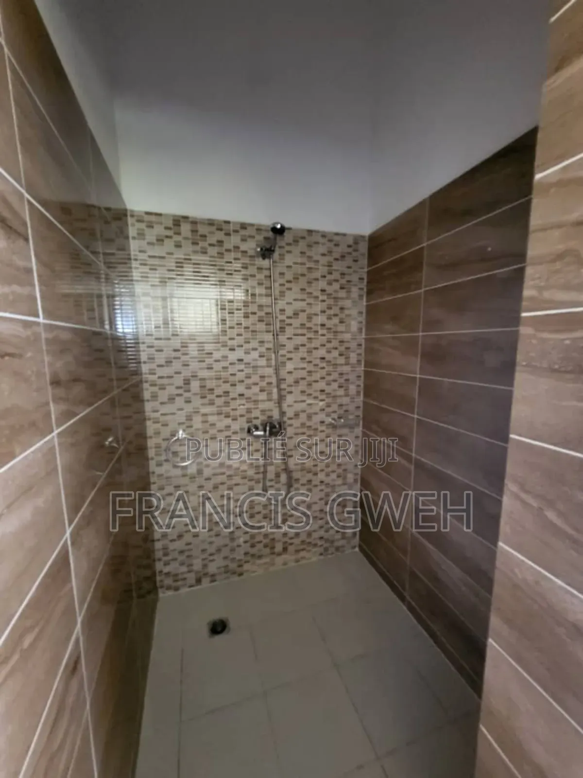 4chbre Duplex dans Francis Gweh, Cocody à Louer