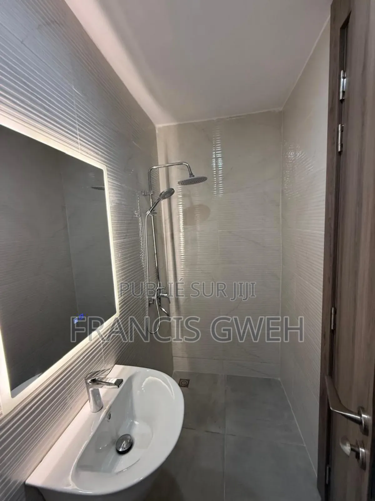 3chbre Appartement dans Francis Gweh, Cocody à Louer