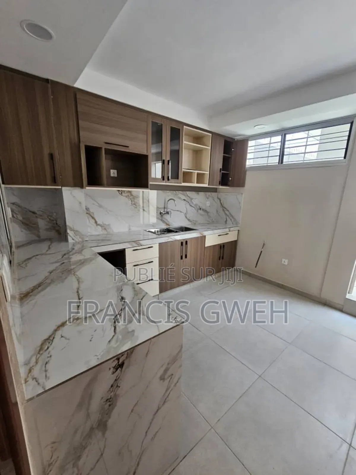 3chbre Duplex dans Francis Gweh, Cocody à Louer