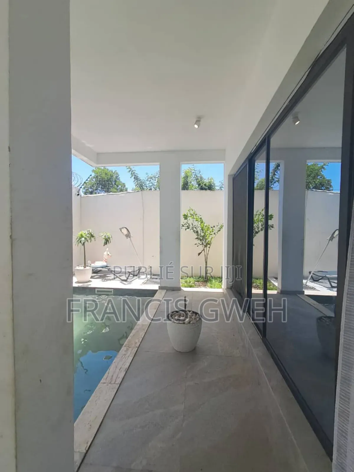 4chbre Duplex dans Francis Gweh, Cocody à Louer