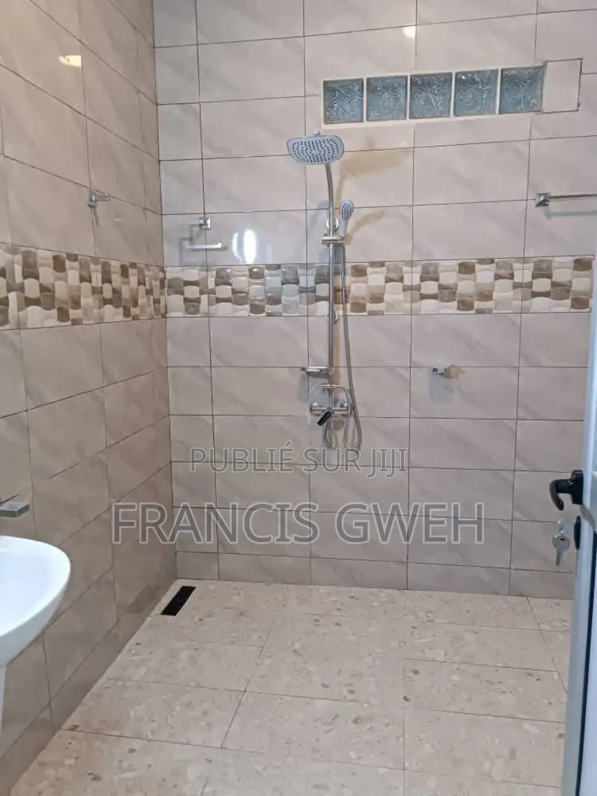 3chbre Villa dans Francis Gweh, Cocody à Louer