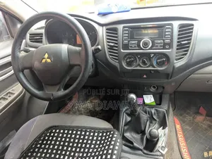 Mitsubishi L200 2018 Gris