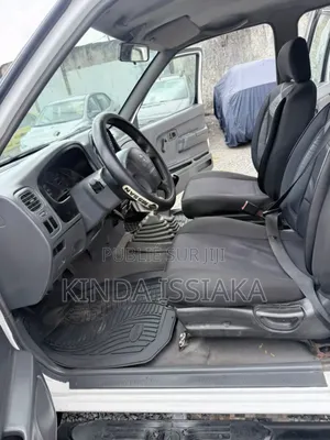 Nissan Pick-Up 2012 Blanc cassé