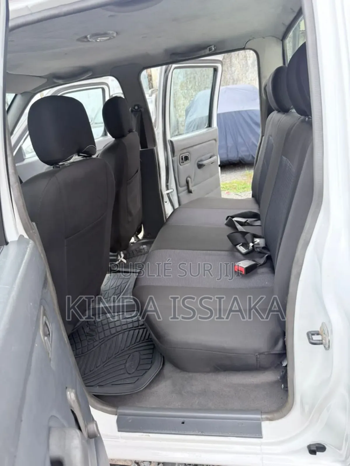 Nissan Pick-Up 2012 Blanc cassé