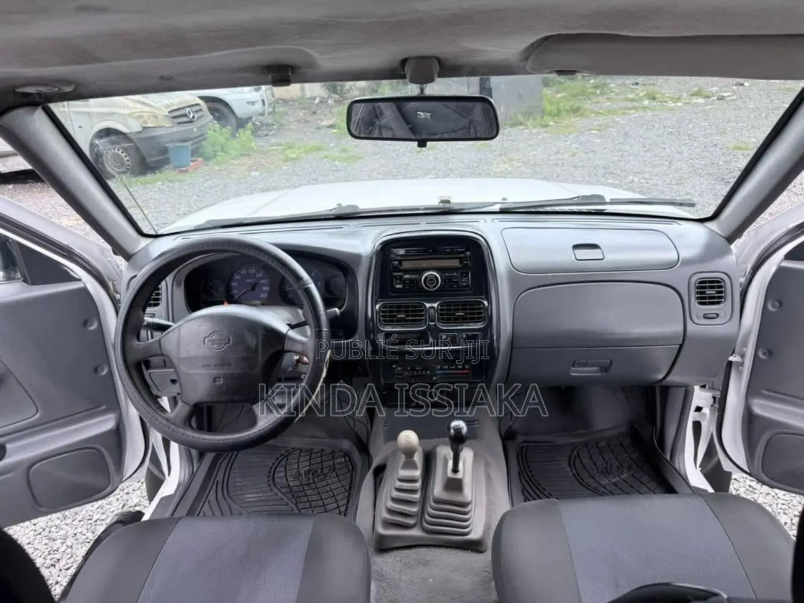 Nissan Pick-Up 2012 Blanc cassé