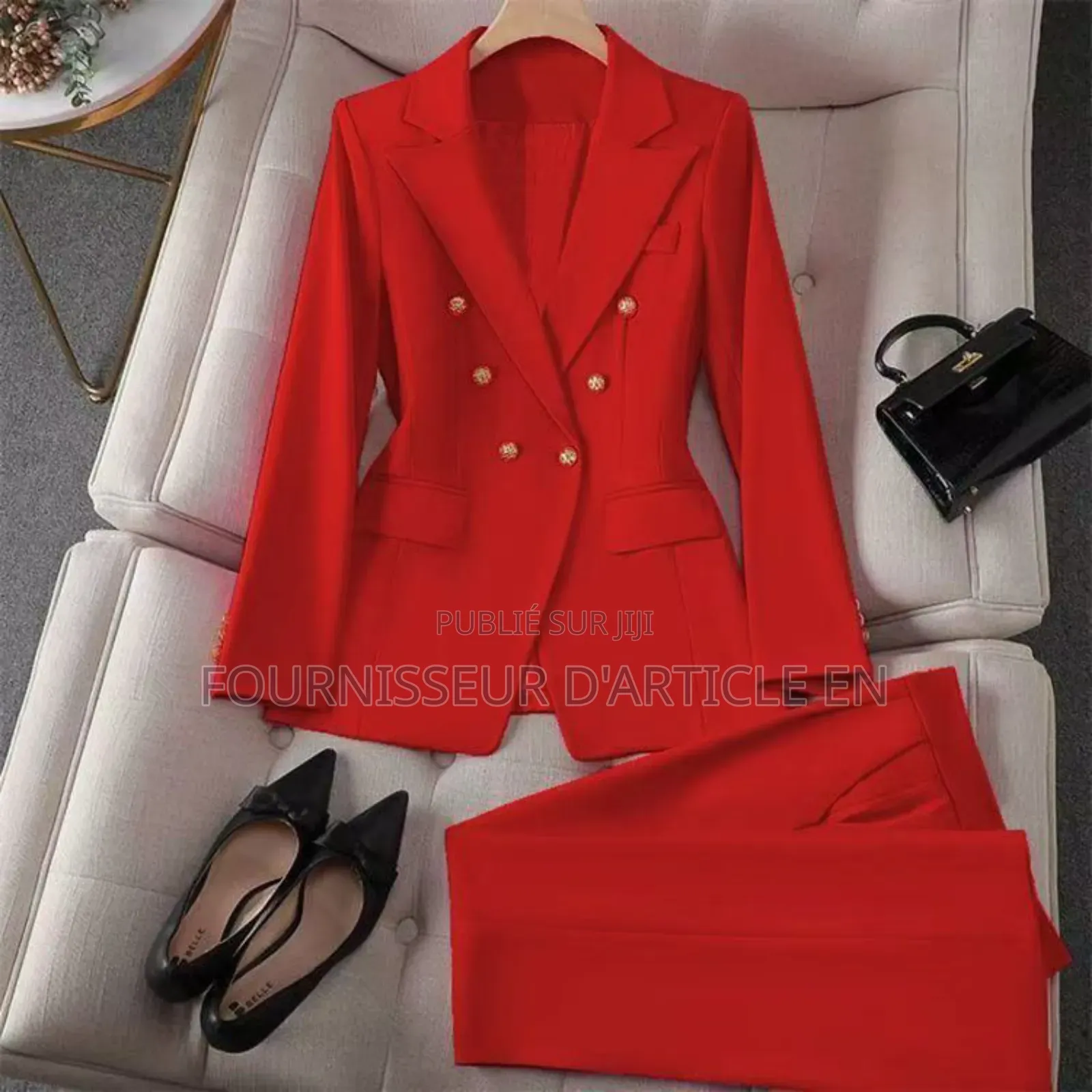 Un Ensemble Tailleur-Pantalon Complet