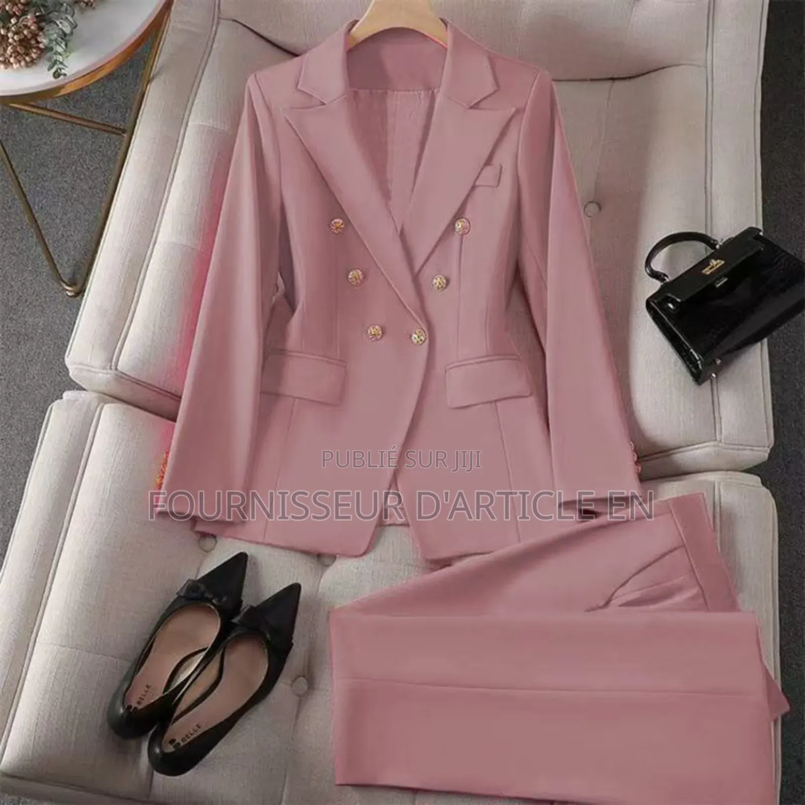 Un Ensemble Tailleur-Pantalon Complet