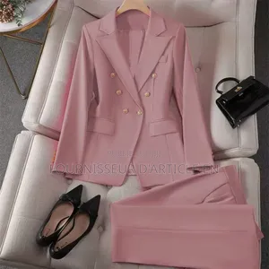 Un Ensemble Tailleur-Pantalon Complet