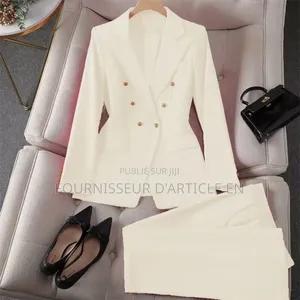 Un Ensemble Tailleur-Pantalon Complet