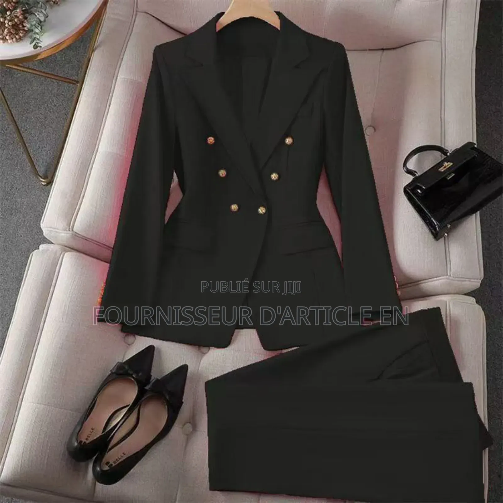 Un Ensemble Tailleur-Pantalon Complet