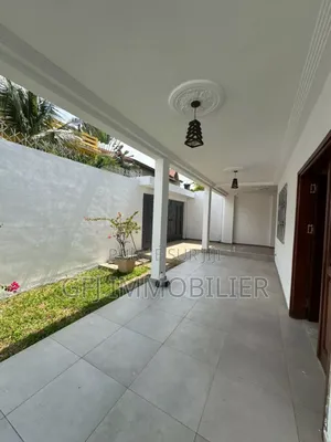 5chbre Duplex dans Francis Gweh, Cocody à Louer