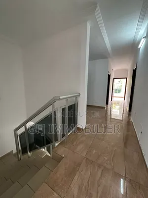 5chbre Duplex dans Francis Gweh, Cocody à Louer